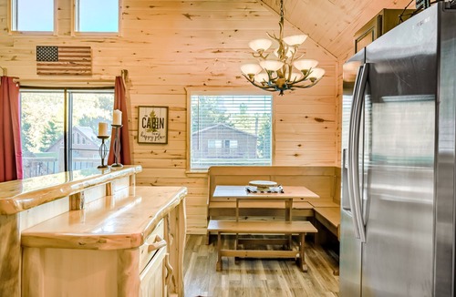 Ponderosa Pines House | Near Town W/Scenic Deck, Hot tub, Free WiFi, Full Kitchen & More