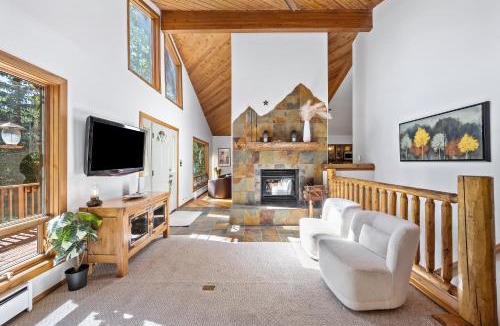 Evergreen House | Nestled Inn Vacation Home Rental Evergreen - Trails, Views, Hot Tub, Skiing!