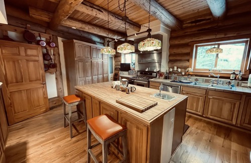 Florissant Cabin | NEW Blue Sky Lodge on 80 Acres! Hot Tub, Decks, WiFi, wet bar, firepit, gym