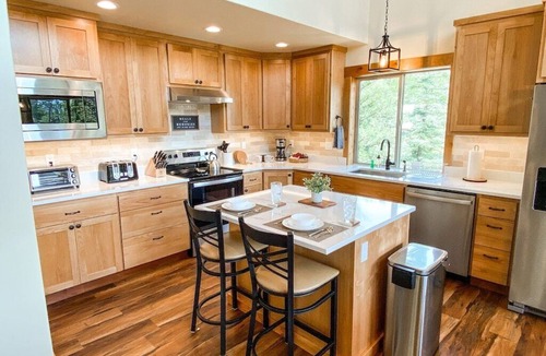 Columbine Lake House | New Cabin-On Nat'l Forest-Hot Tub-3mi to Ski-4Kings-Private Nature Trail-Fishing