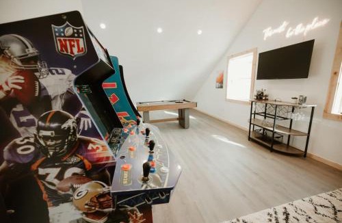 Como House | New Cabin Pet Friendly With A Game Room And King Beds