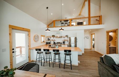 Como House | New Cabin Pet Friendly With A Game Room And King Beds