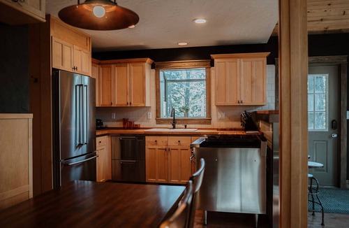 Valley of the Sun House | New! Cute, clean and cozy nestled among the pines
