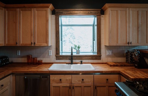 Valley of the Sun House | New! Cute, clean and cozy nestled among the pines
