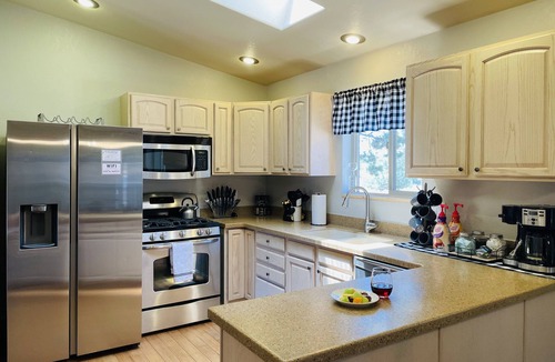 Florissant Cabin | NEW! Deluxe Cabin! Hot Tub/King Suite/Mt. View/Fire Pit/3 Acres!