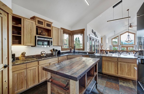 Woodmoor Cabin | NEW Emmett's Peak in Breck, Forest & Mountain Views, 5min drive to Slopes/Downtown, Hot Tub