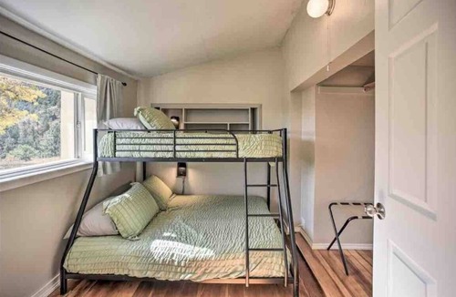 Palmer Lake House | NEW Historic Palmer Lake 2 bedroom with a VIEW!
