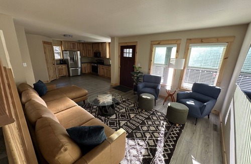Garfield Cabin | NEW House minutes from SALIDA. 2 King, 4 Queen, 4 Full Bath, Garages