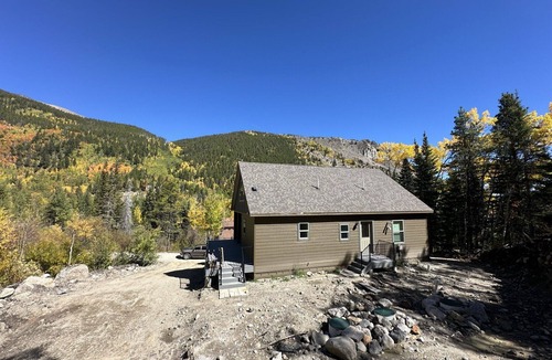 Garfield Cabin | NEW House minutes from SALIDA. 2 King, 4 Queen, 4 Full Bath, Garages