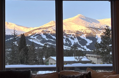 Weisshorn House | New, in town, incredible views, hot tub, walk/ride free shuttle, Ski Chalet!