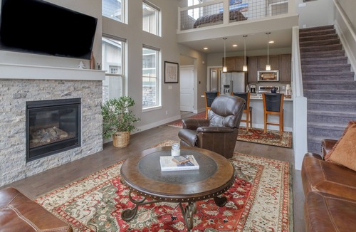 Rendezvous House | NEW LISTING! Modern Townhome - Walking distance to downtown WP and Fraser river!