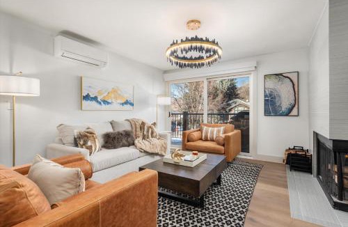 Downtown Apartment | New Listing Renovated 2 BR w AC