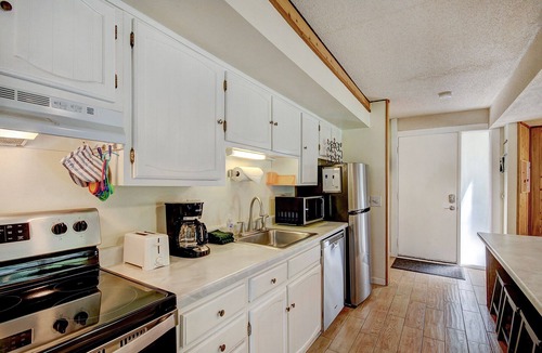 Peak 8 Condo | New Listing! Strike Gold at this Prime Location - Bus Route-Fast WiFi