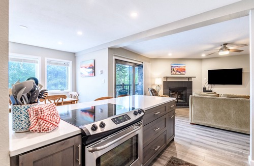 Four O'Clock Condo | New Listing! Updated Condo; Walk to town, Slopes or Hiking