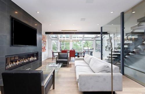 Aspen House | New Listing West End Jewel - Steps to bus to 4 ski areas 4860