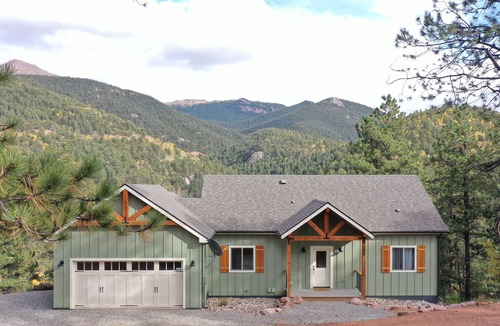 Rainbow Valley House | New Lux Home! Hot Tub, Mnt Views, Game Room