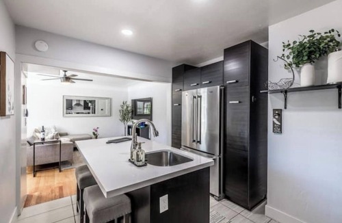 West Highland House | New-Luxe West Highland Haven, fully stocked, great location + free parking spot