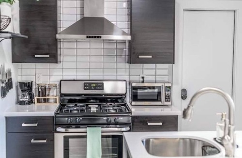 West Highland House | New-Luxe West Highland Haven, fully stocked, great location + free parking spot