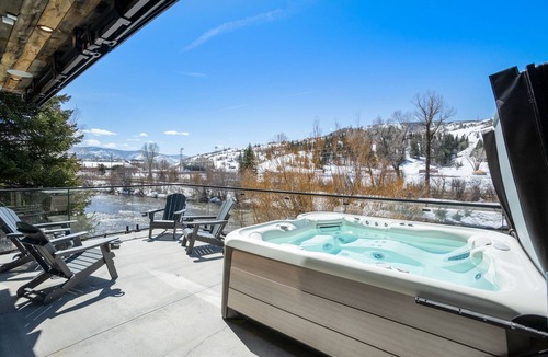 Downtown Steamboat Springs House | NEW LUXURIOUS RIVERFRONT DOWNTOWN TOWNHOME 4 BED 2.5 BA W/HOT TUB