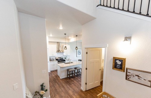 Mountain Shadows House | New Luxury 3 BD Townhome with Mountain Views