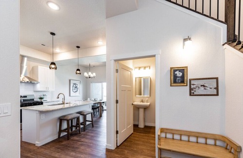 Mountain Shadows House | New Luxury 3 BD Townhome with Mountain Views