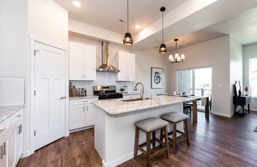 Mountain Shadows House | New Luxury 3 BD Townhome with Mountain Views