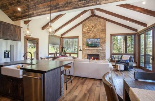 Forest Hills House | NEW luxury 4 Bedroom Home with spectacular views