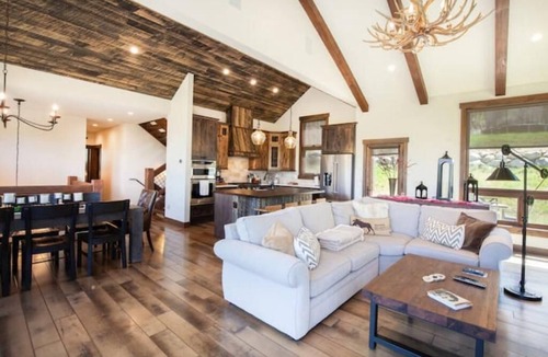 Forest Hills House | NEW luxury 4 Bedroom Home with spectacular views