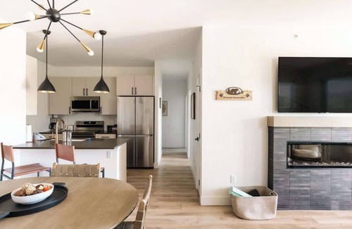 Fraser Condo | New Modern Charm | Hot Tub | Deck Views! | Fraser