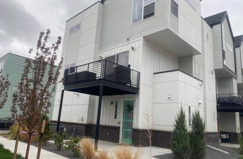 Twin Lakes House | New Modern Luxury Townhome