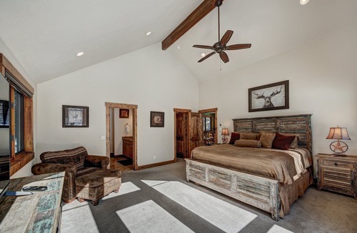 Sunny Slope Cabin | NEW Red Mountain Lodge: Spacious 4BR retreat in Blue River with stunning mountain views.