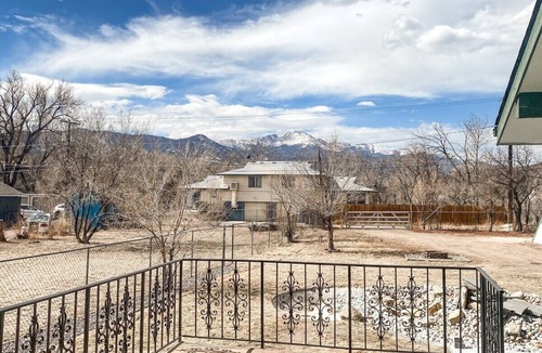 East Colorado Springs House | ★New★ Remodeled estate in upscale neighborhood