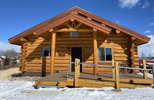 Fairplay House | New Rental! Beautiful Pet Friendly Home, Offering Accessibility Features - Clark Street Cabin