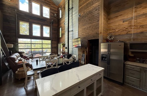 Jasper House | NEW Rustic Lakefront Retreat/Waterfall/5 BR