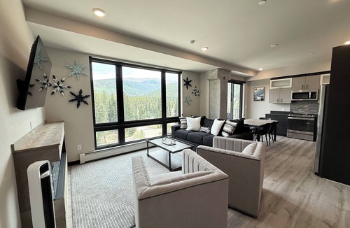 Winter Park Condo | New Ski-in/out VIEWS Garage Parking Hot Tub