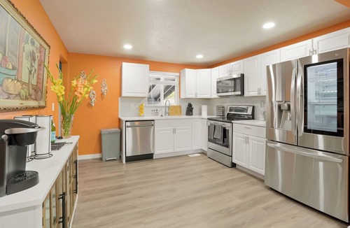 Westminster House | New + Spacious 5-bedroom house with hot-tub, games, and much more!