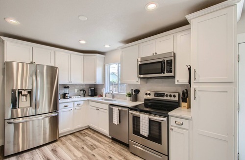 Alta Vista Area House | NEW, Spacious 5B w/Backyard |Pet Friendly| Near DT
