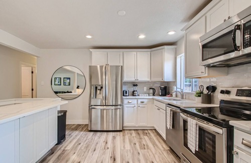 Alta Vista Area House | NEW, Spacious 5B w/Backyard |Pet Friendly| Near DT
