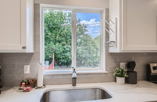Alta Vista Area House | NEW, Spacious 5B w/Backyard |Pet Friendly| Near DT