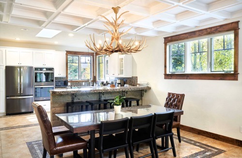 The Reserve House | NEW Spacious bright home. Stunning Mountain Views, Close to resorts and downtown
