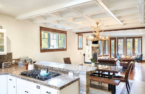 The Reserve House | NEW Spacious bright home. Stunning Mountain Views, Close to resorts and downtown