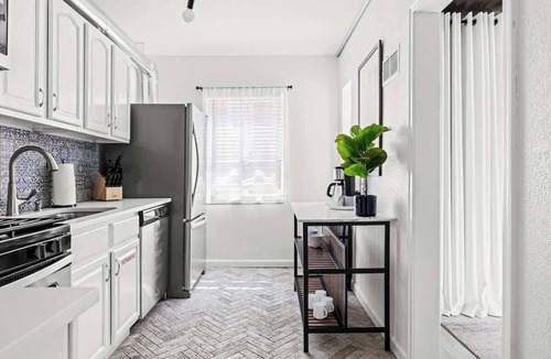 West Colfax Apartment | New Stylish Sanctuary | King Bed | Sloans Lake 30+