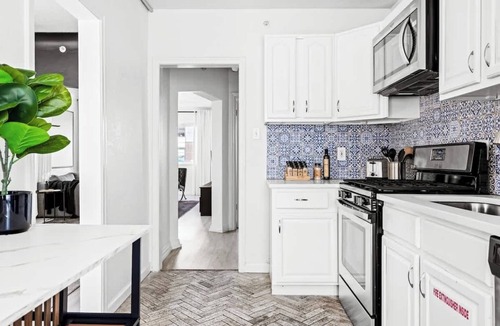 West Colfax Apartment | New Stylish Sanctuary | King Bed | Sloans Lake 30+