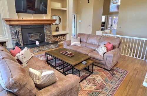 Evergreen Meadows House | NEW! The Grove: Near Wedding Barns/Hot Tub/ Views