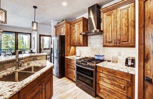 Quandary Village House | NEW The Hamilton Chalet: Seclusion and Luxury, Private Hot Tub, Incredible Mtn Views