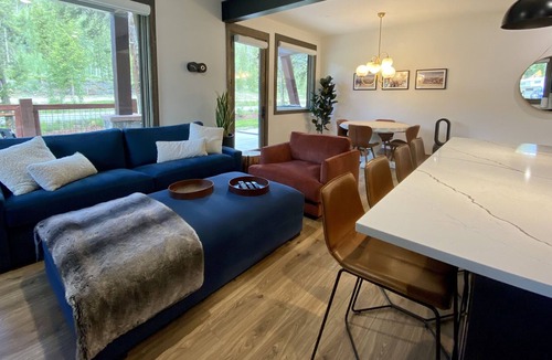 Lakeside Village House | NEW! Townhome | Private Hot Tub | Fire Pit | Keystone Lake | Close to Mountain