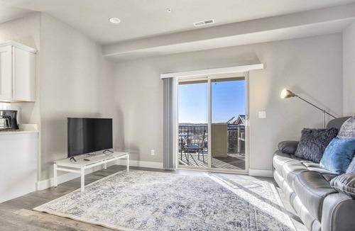 Northeast Colorado Springs Condo | New Upper Condo With Deck-Pet Friendly-USAFA