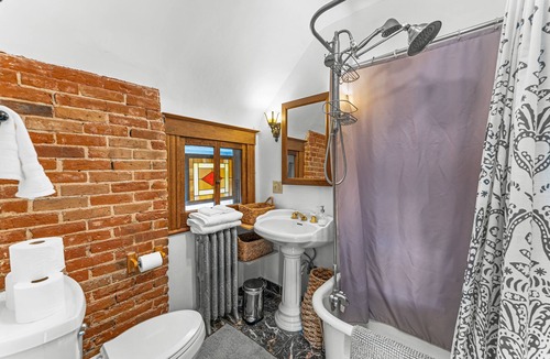Speer House | New year discount! Beautiful Victorian in prime location. Grill & fire pit!