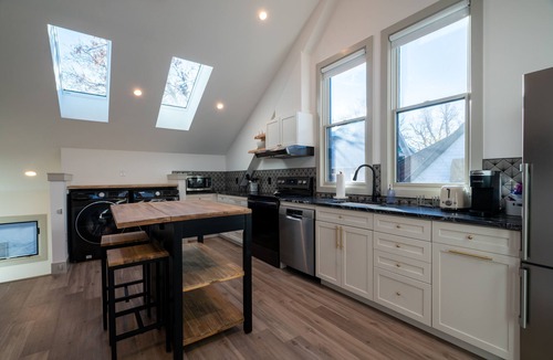 Baker House | Newly Built Guest House - Baker Neighborhood