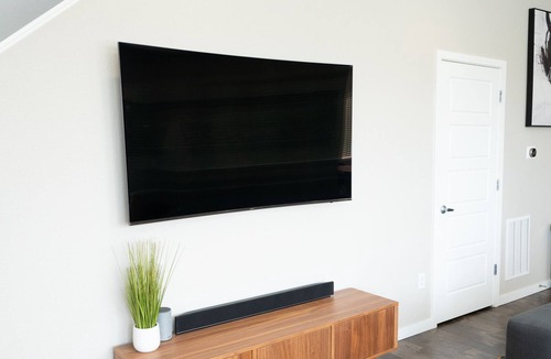 Parker House | Newly Furnished Modern Executive Rental - 30+ Day Stays - Private Hot Tub